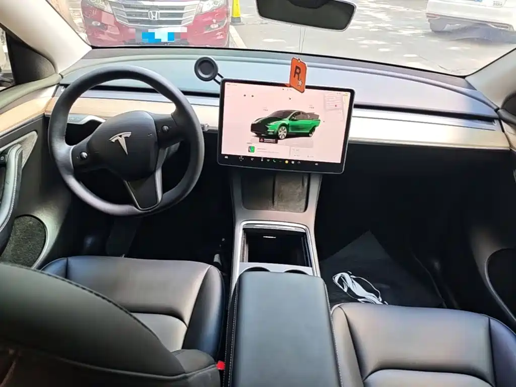 Tesla Model Y — миниатюра 10