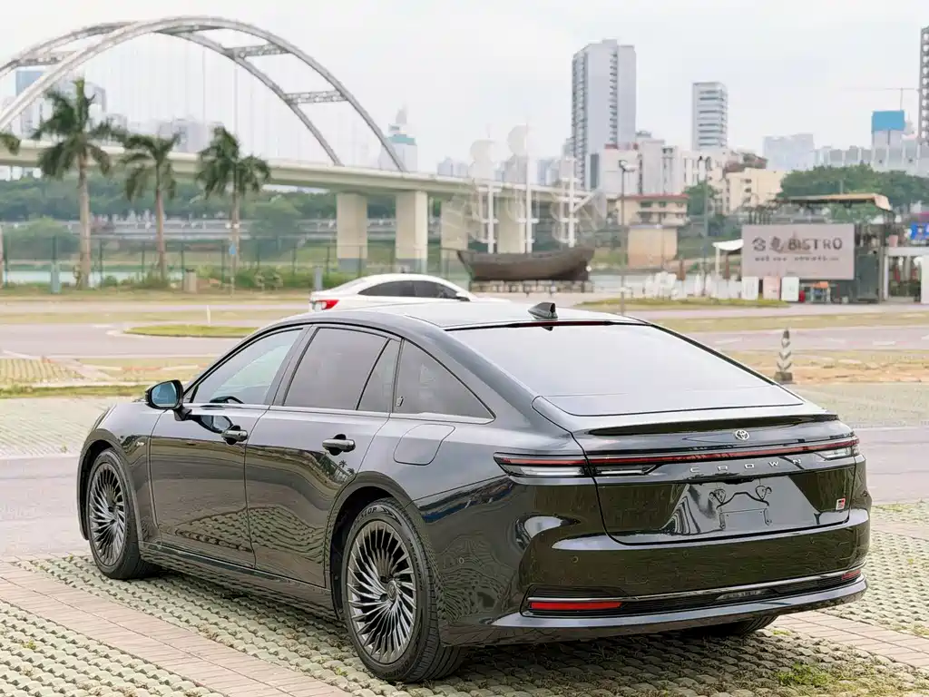 Toyota Crown (Import) — миниатюра 6