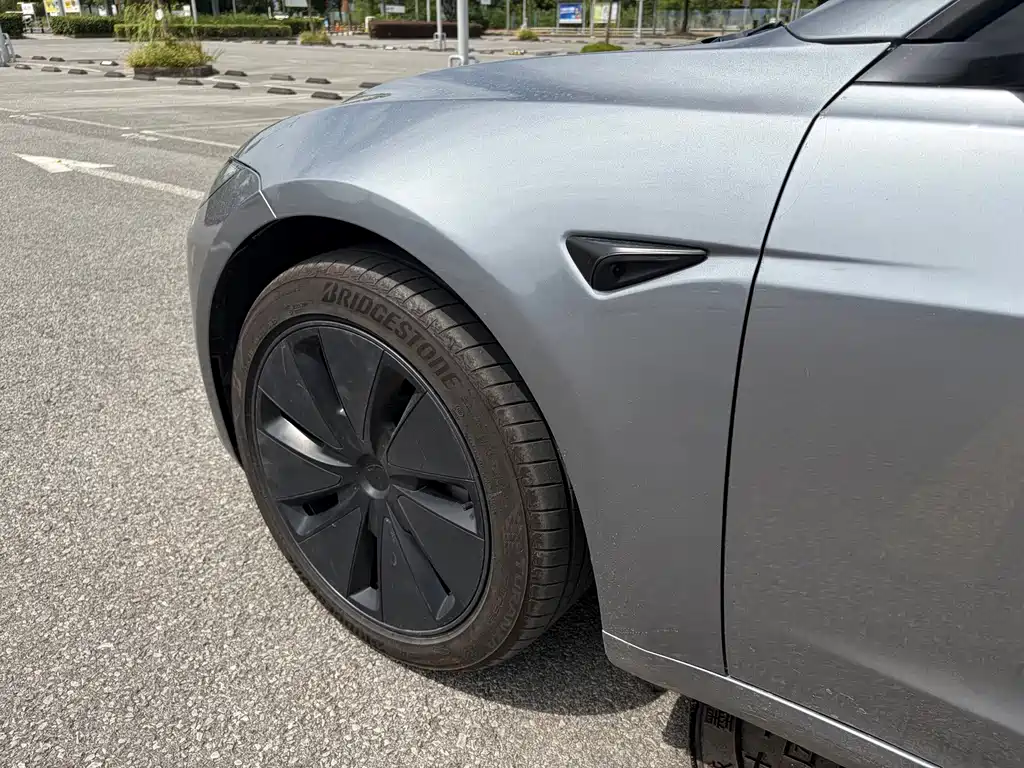 Tesla Model 3 — миниатюра 7