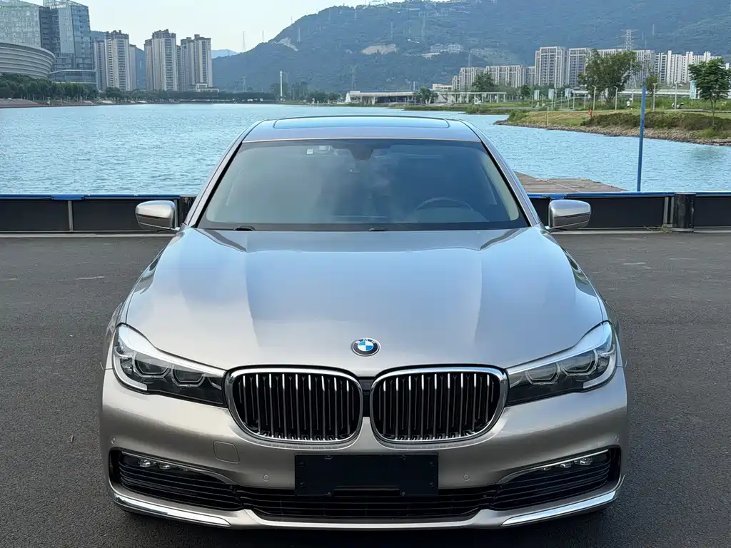 BMW 7 Series — миниатюра 2