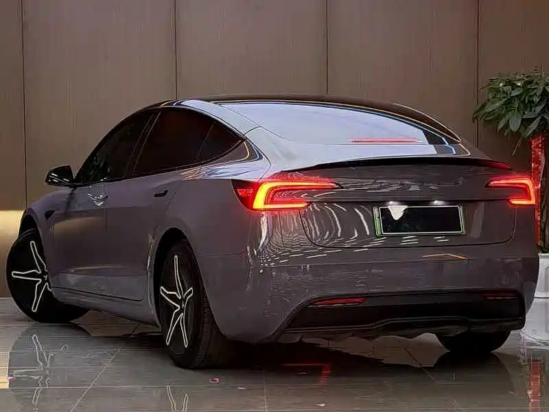 Tesla Model 3 — миниатюра 4