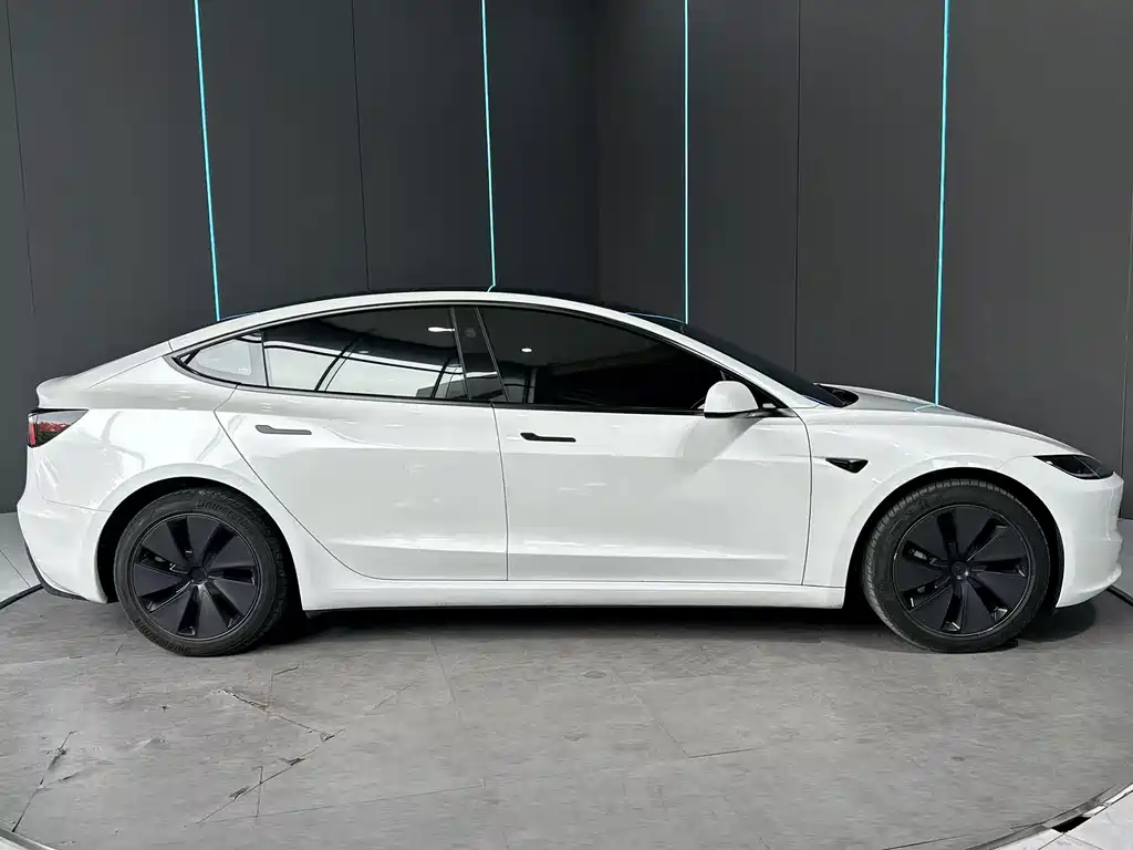 Tesla Model 3 — миниатюра 5