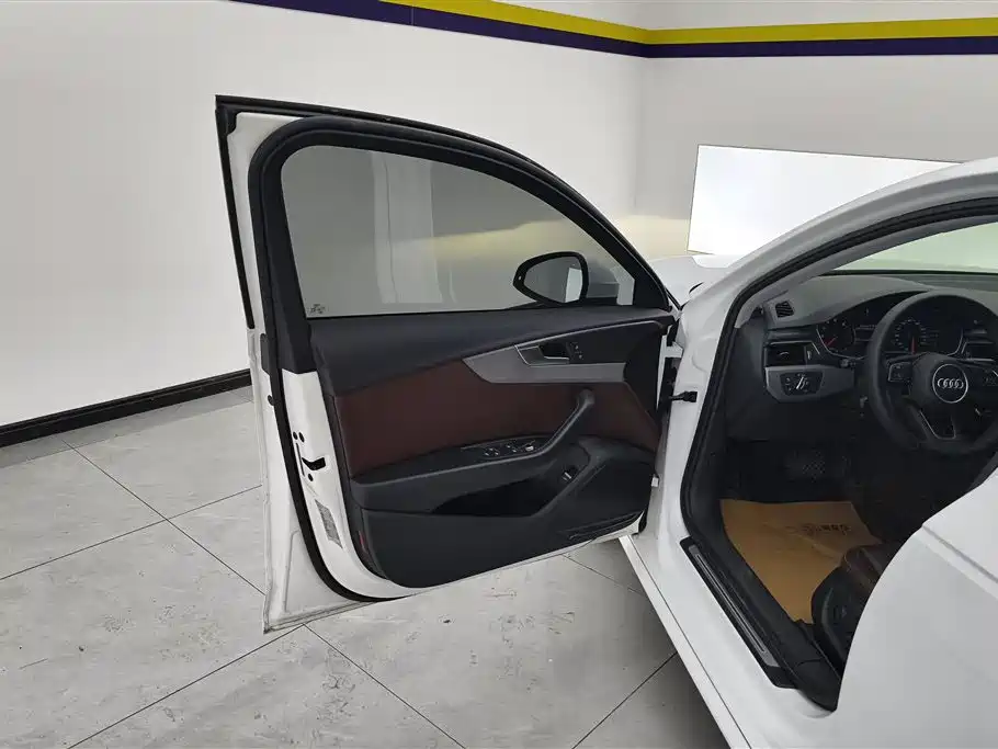 Audi A4L 2019 40 TFSI V