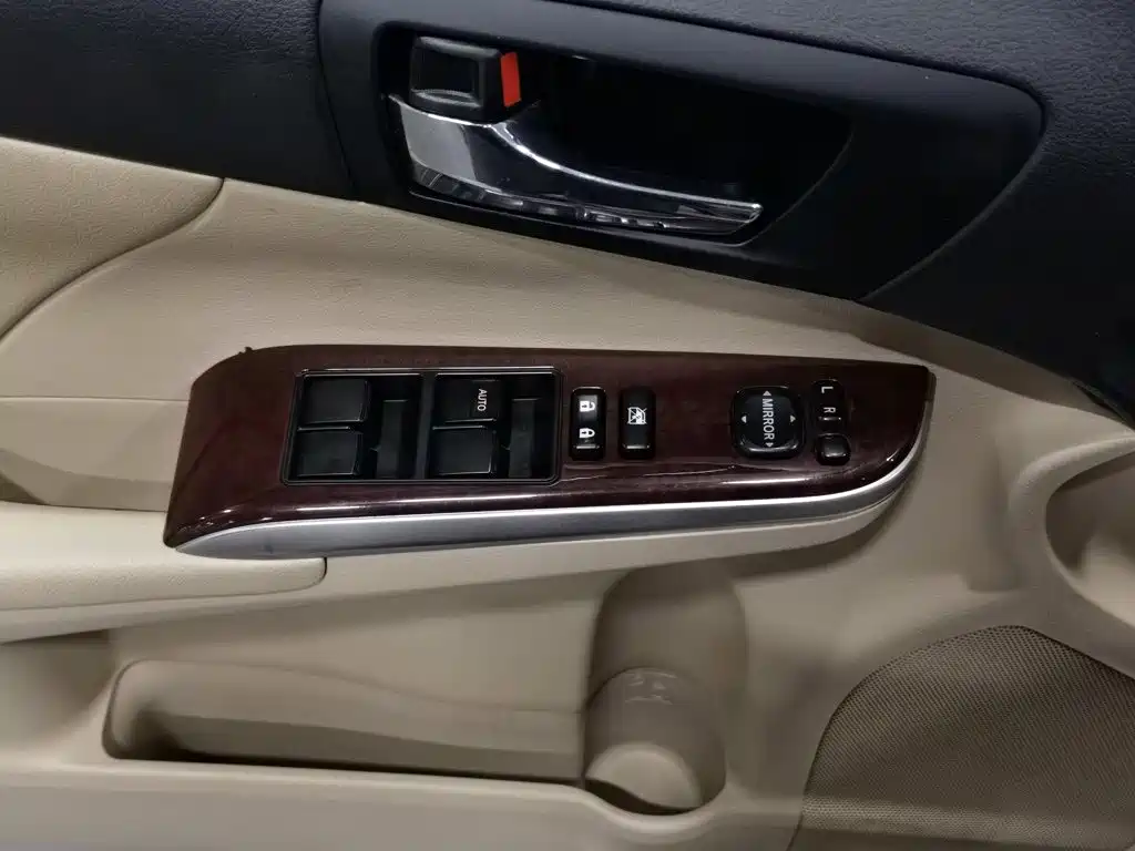 Toyota Camry — миниатюра 9
