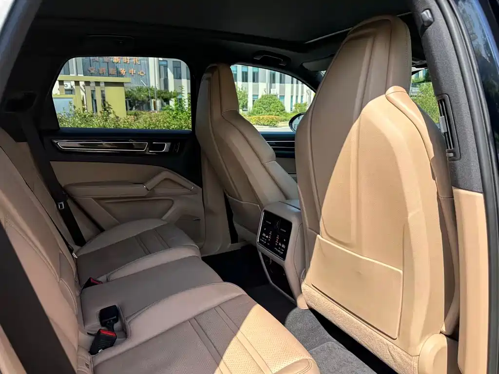 Porsche Cayenne — миниатюра 8