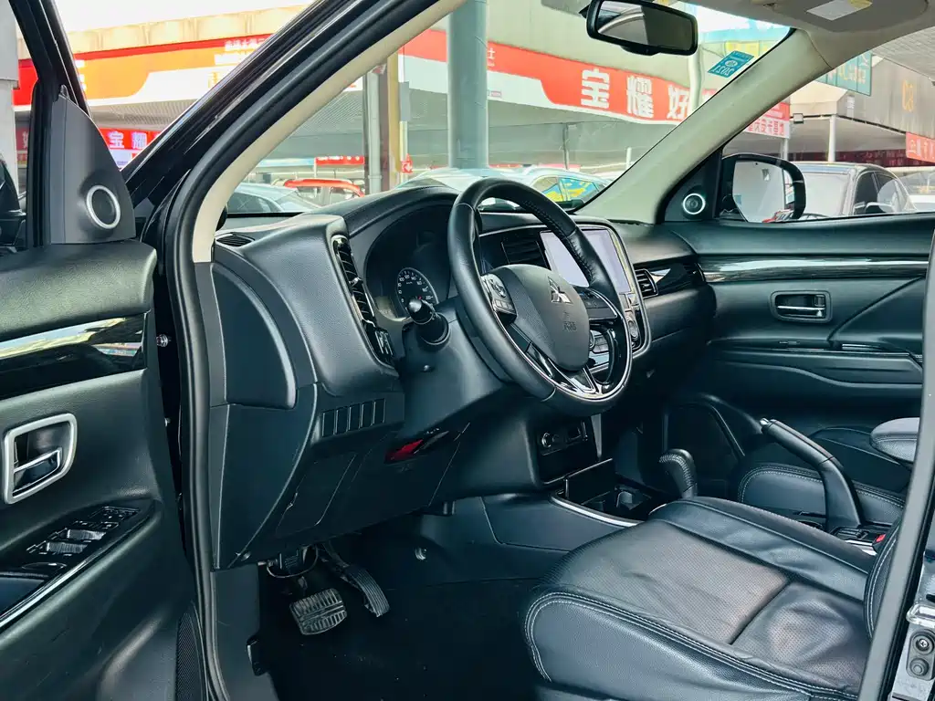 MITSUBISHI OUTLANDER