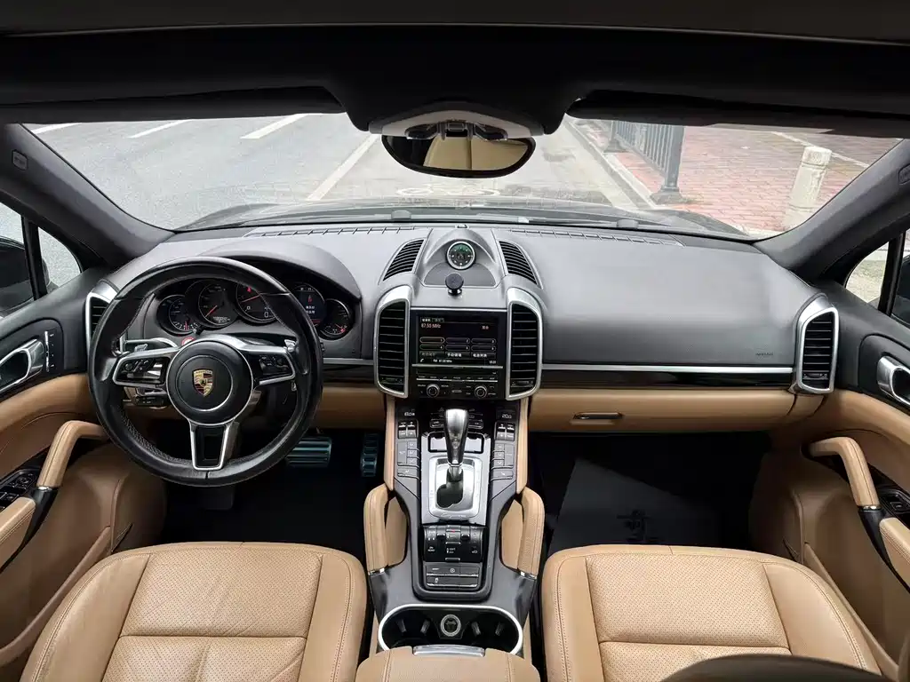 Porsche Cayenne — миниатюра 9