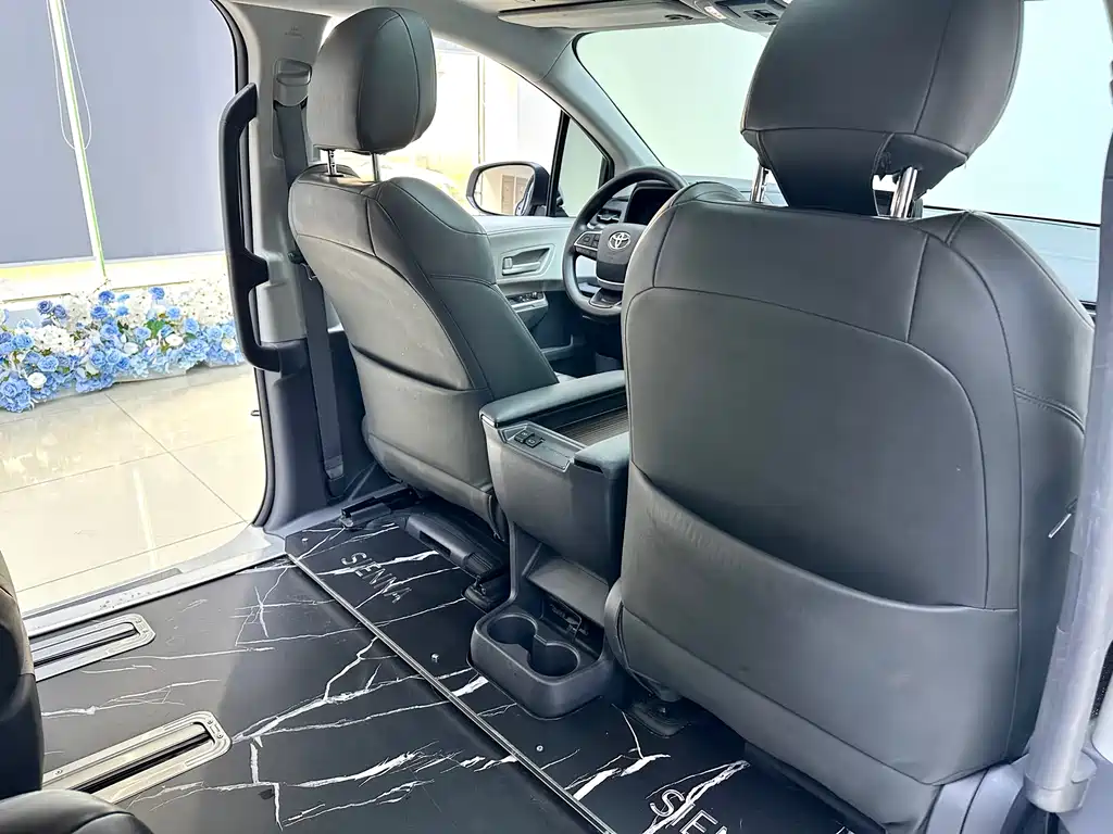 Toyota Sienna - фото 12