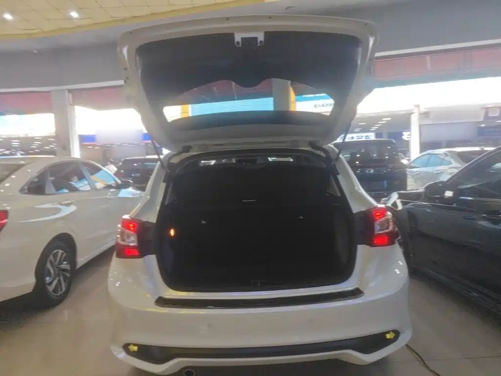 Nissan Tiida — миниатюра 19