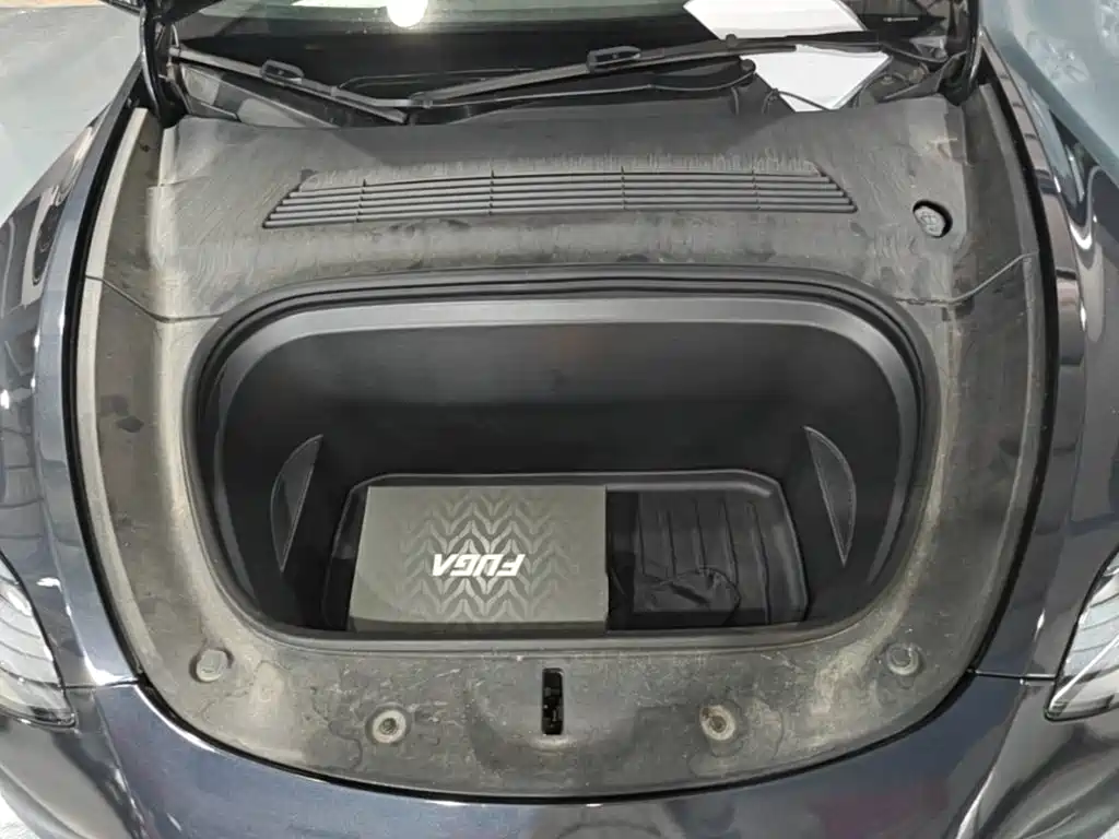 Tesla Model Y — миниатюра 25