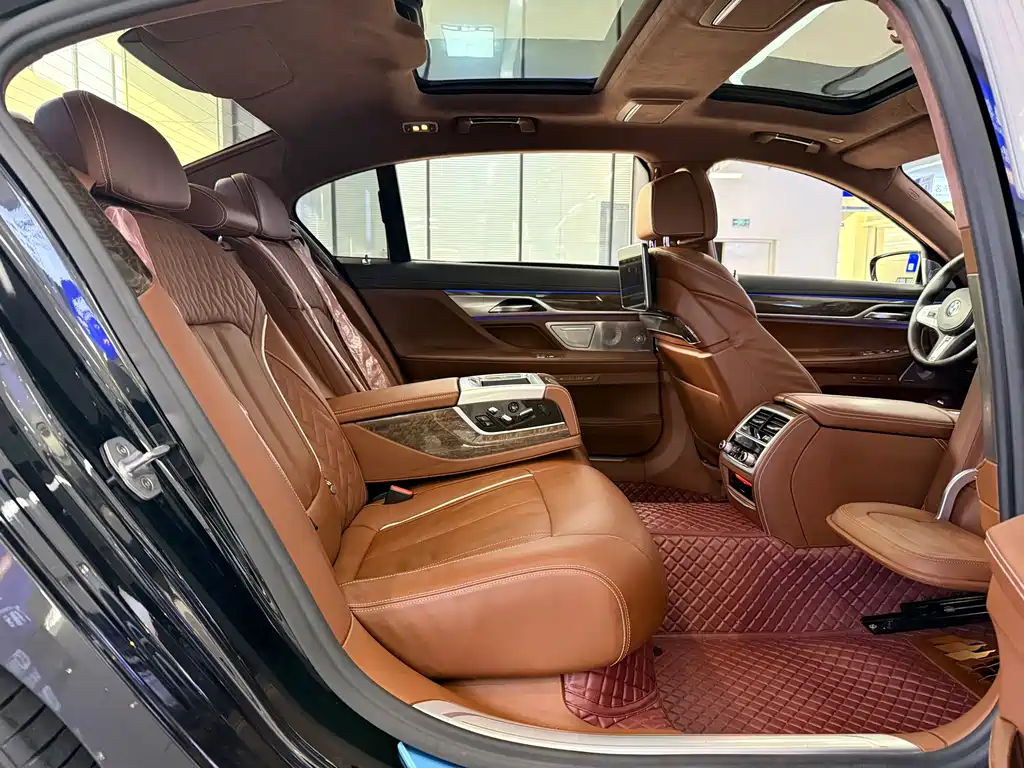 BMW 7 Series — миниатюра 10
