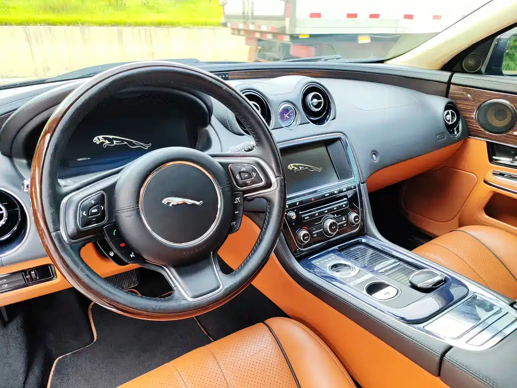 Jaguar XJ — миниатюра 13