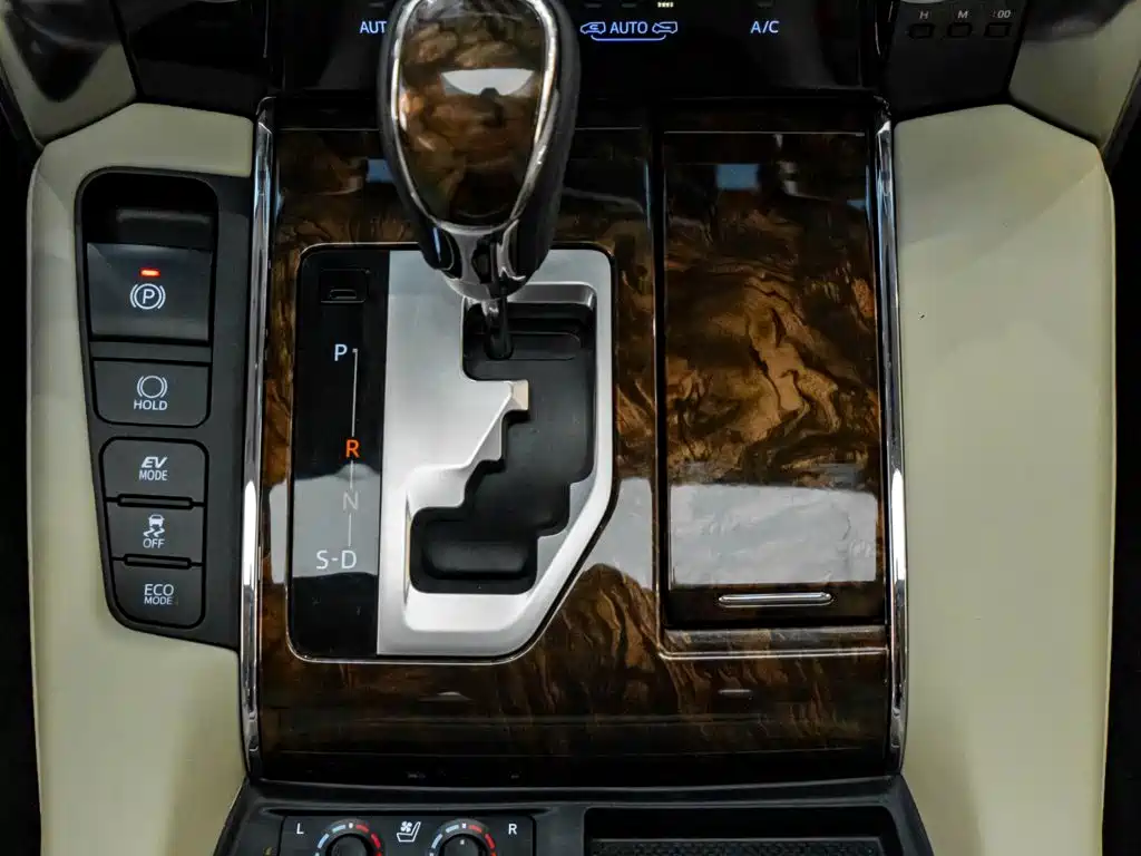 Toyota Alphard — миниатюра 18