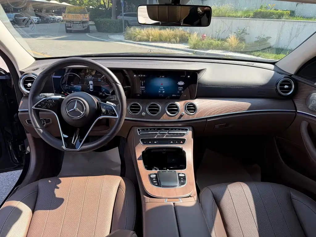 Mercedes-Benz E-Class — миниатюра 7