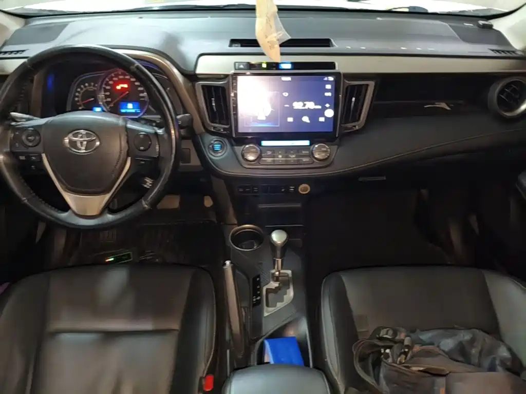 Toyota RAV4 — миниатюра 10