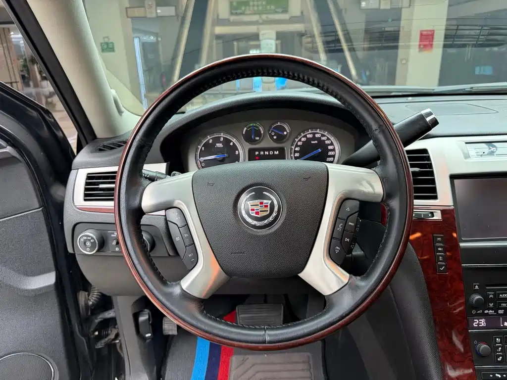 Cadillac Escalade — миниатюра 11