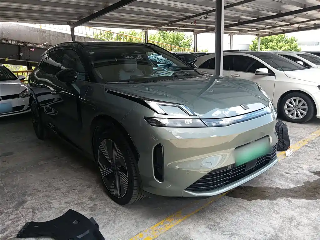 LYNK  & CO. 08 EM P