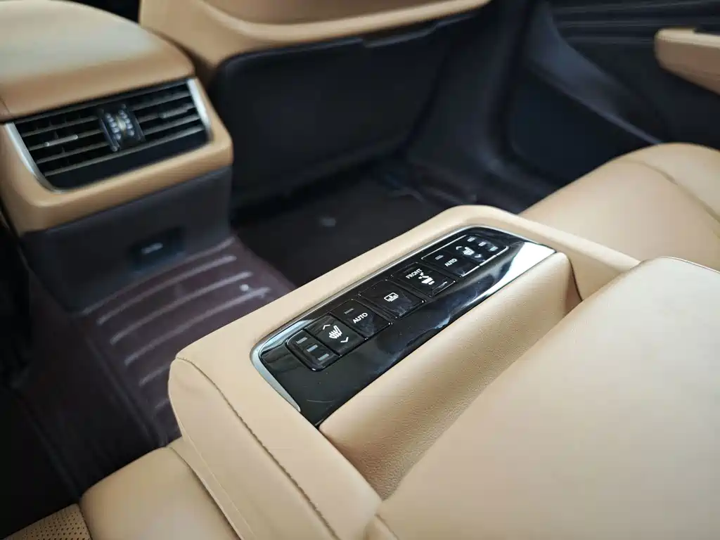 Lexus LS — миниатюра 13