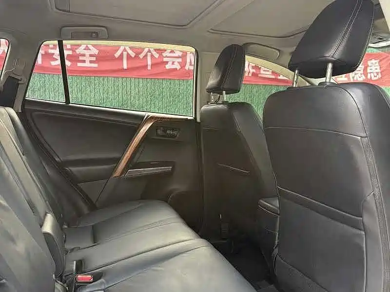 Toyota RAV4 — миниатюра 6