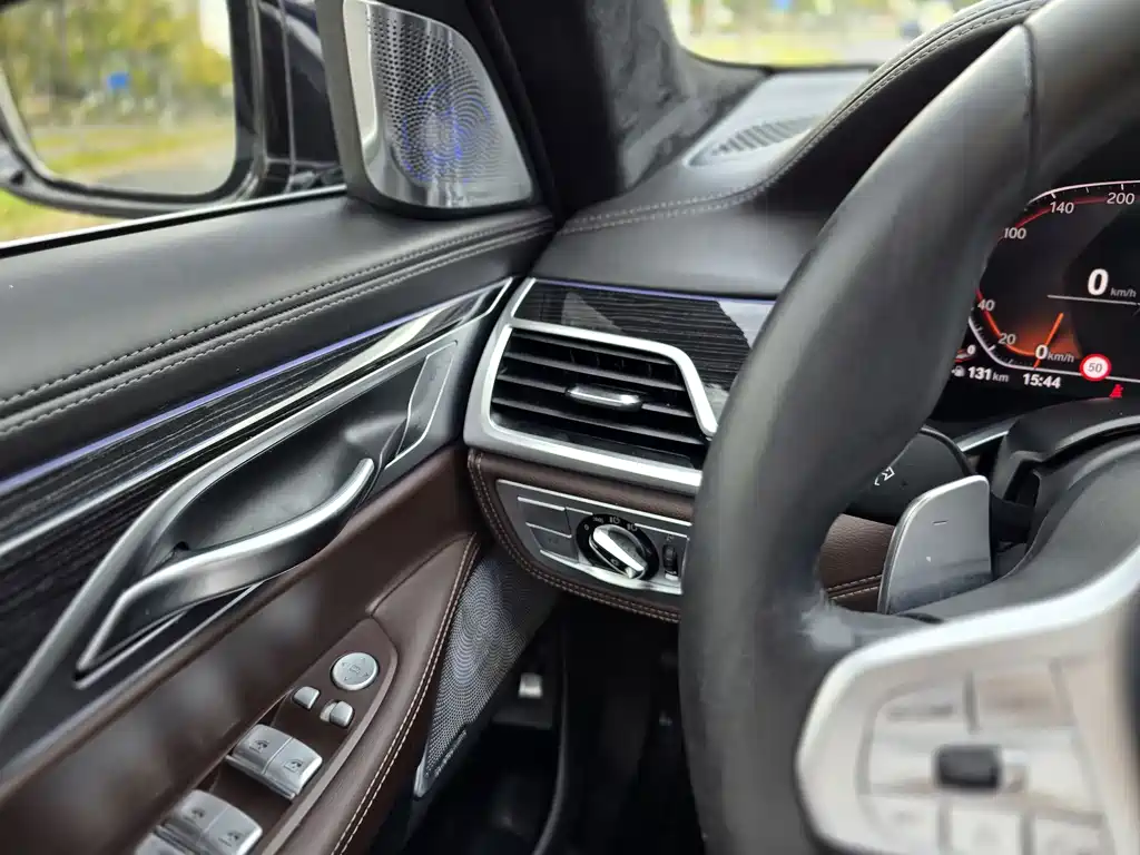 BMW 7 Series — миниатюра 13