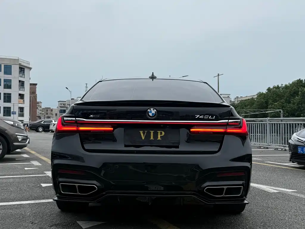 BMW 7 Series — миниатюра 12