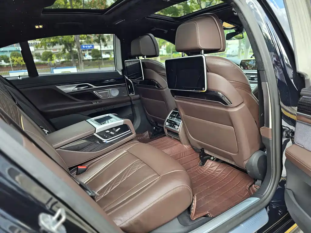 BMW 7 Series — миниатюра 11
