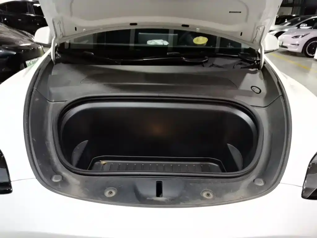 Tesla Model Y — миниатюра 20