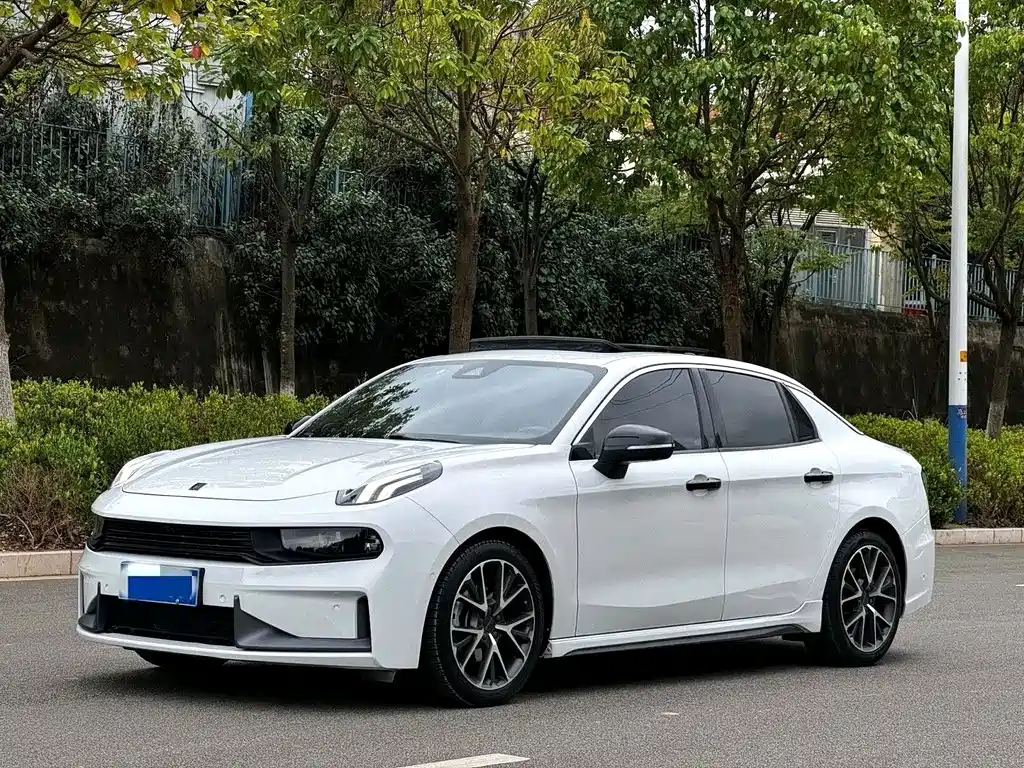 Lynk & Co 03