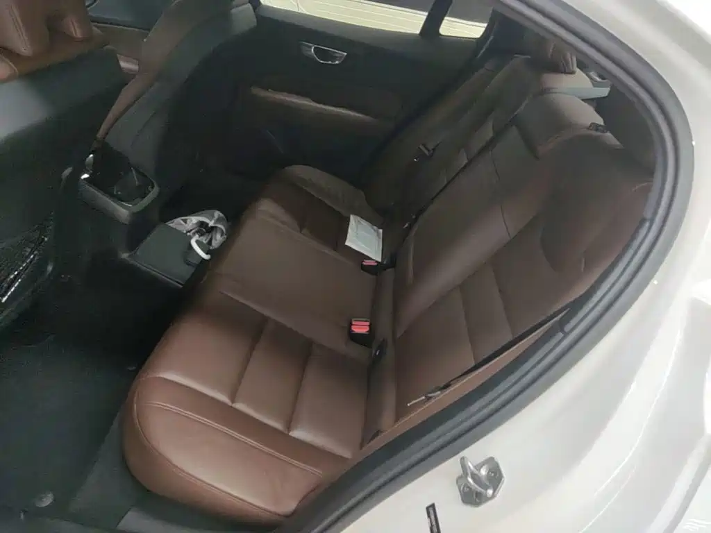 Volvo S60 PHEV — миниатюра 17