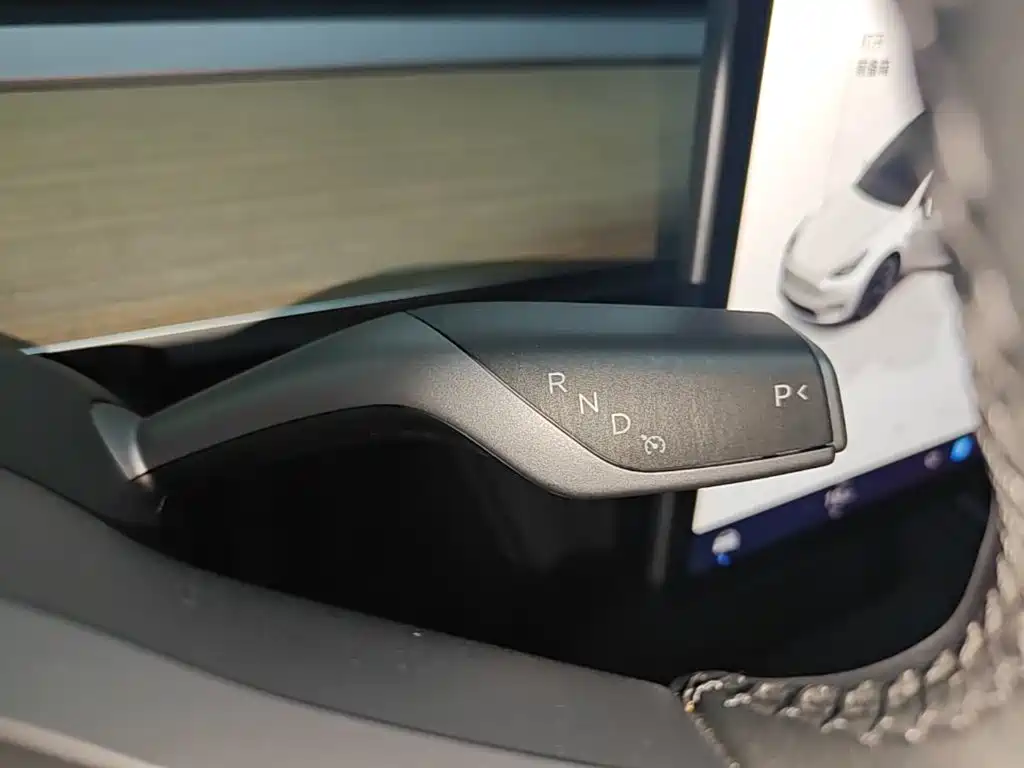 Tesla Model Y — миниатюра 14