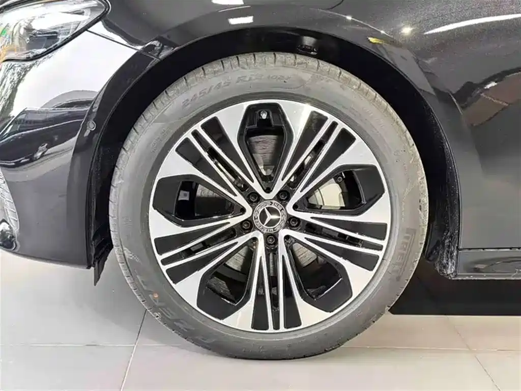 Mercedes-Benz E-Class — миниатюра 6