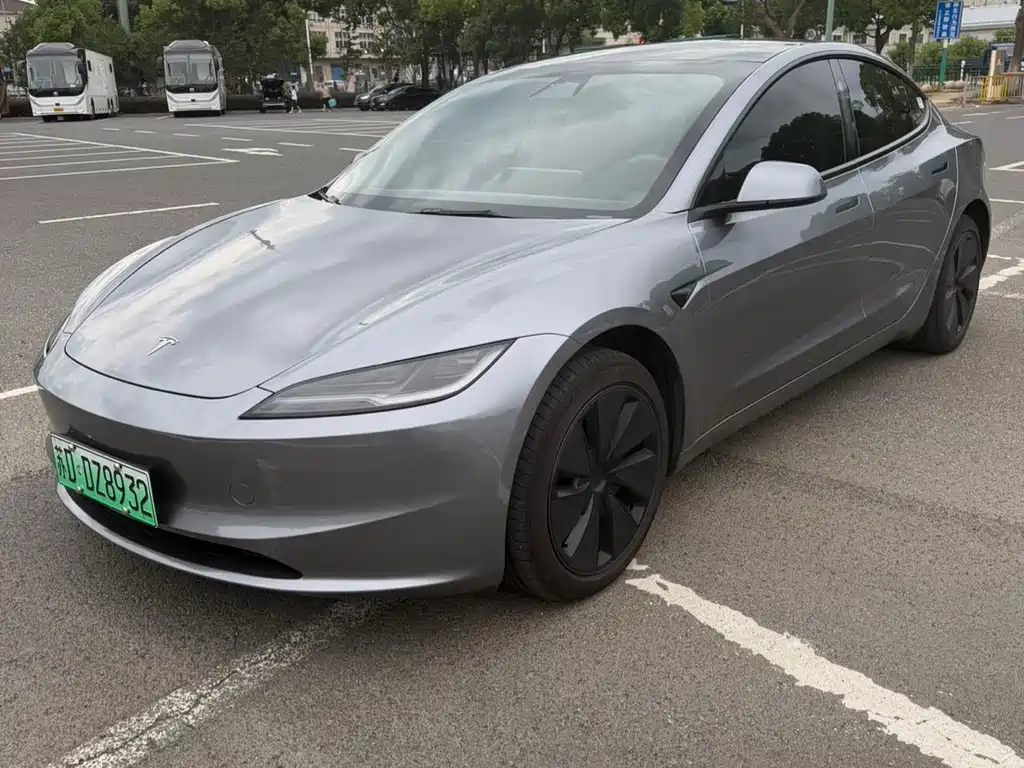 2025 Tesla Model 3 - zdjęcie 1 z 18