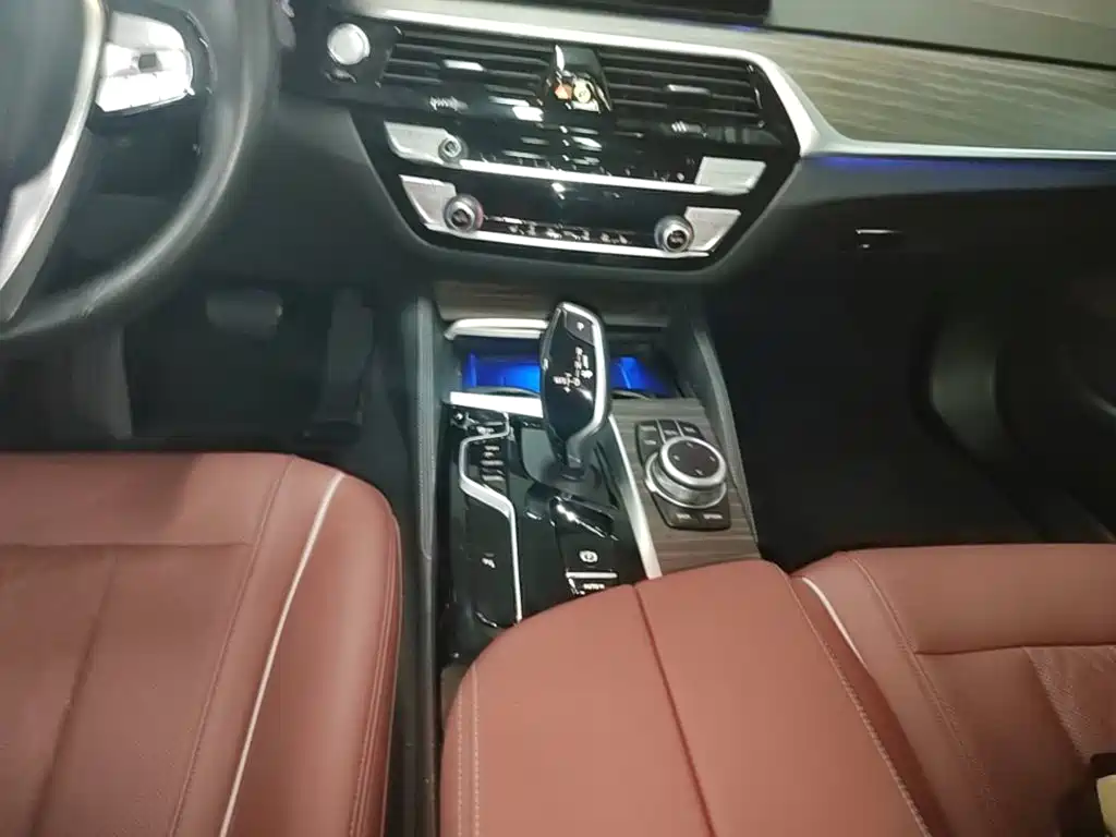 BMW 5 Series — миниатюра 14