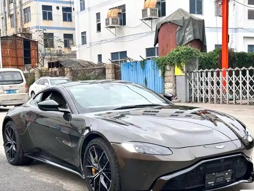 ASTON MARTIN V8 VANTAGE