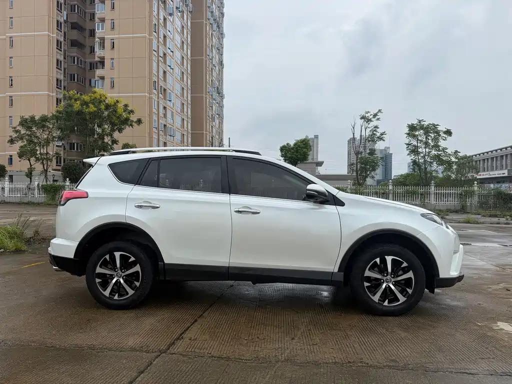 Toyota RAV4 — миниатюра 4