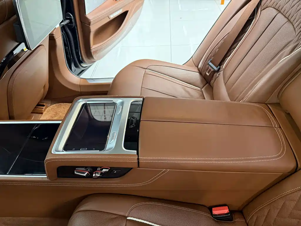 BMW 7 Series — миниатюра 13