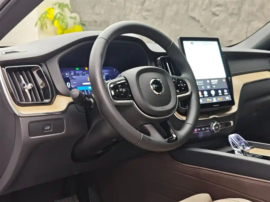 Volvo XC60 2025 B5 Luxury