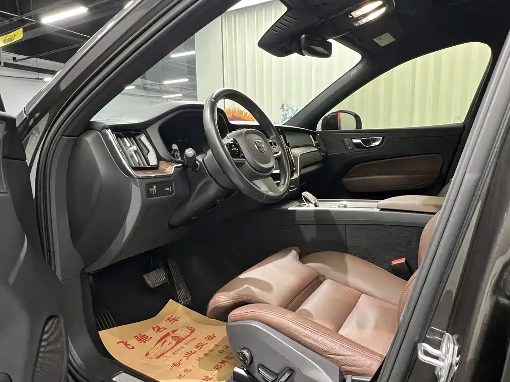 Volvo XC60 2022 B5 Luxury