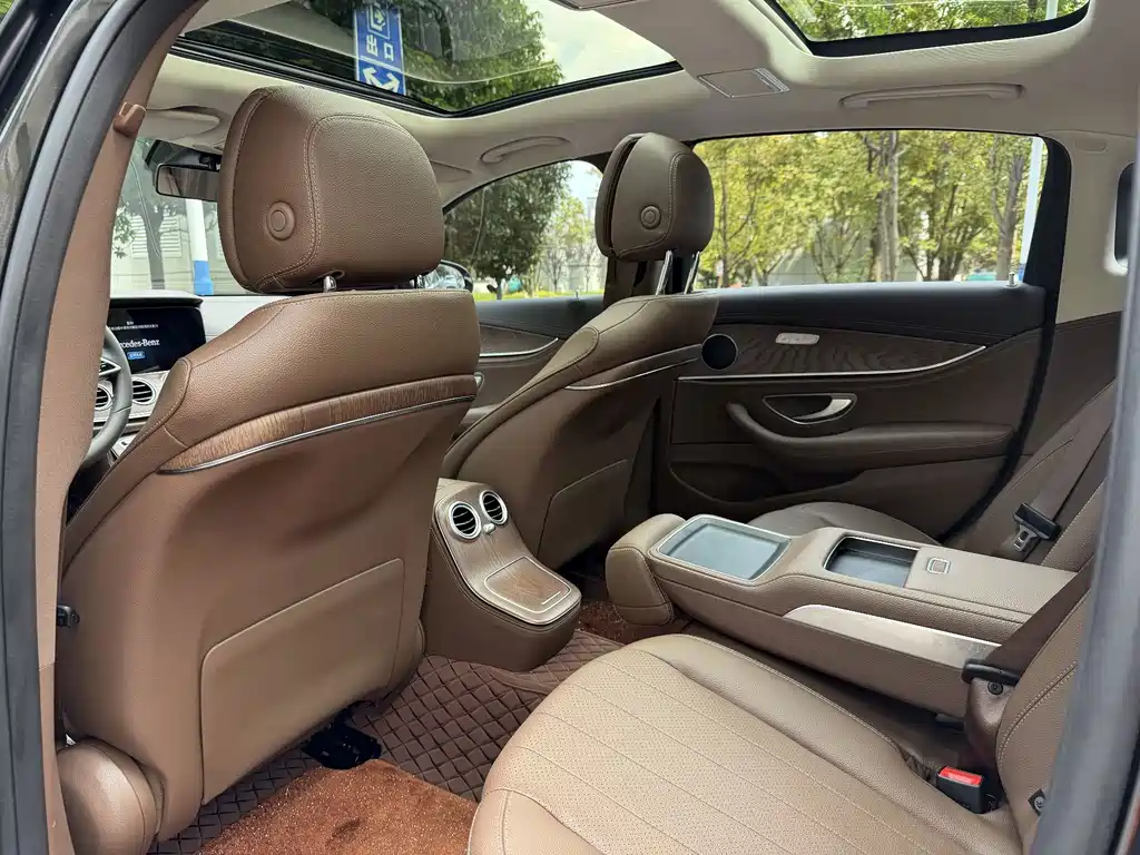 Mercedes-Benz E-Class — миниатюра 6