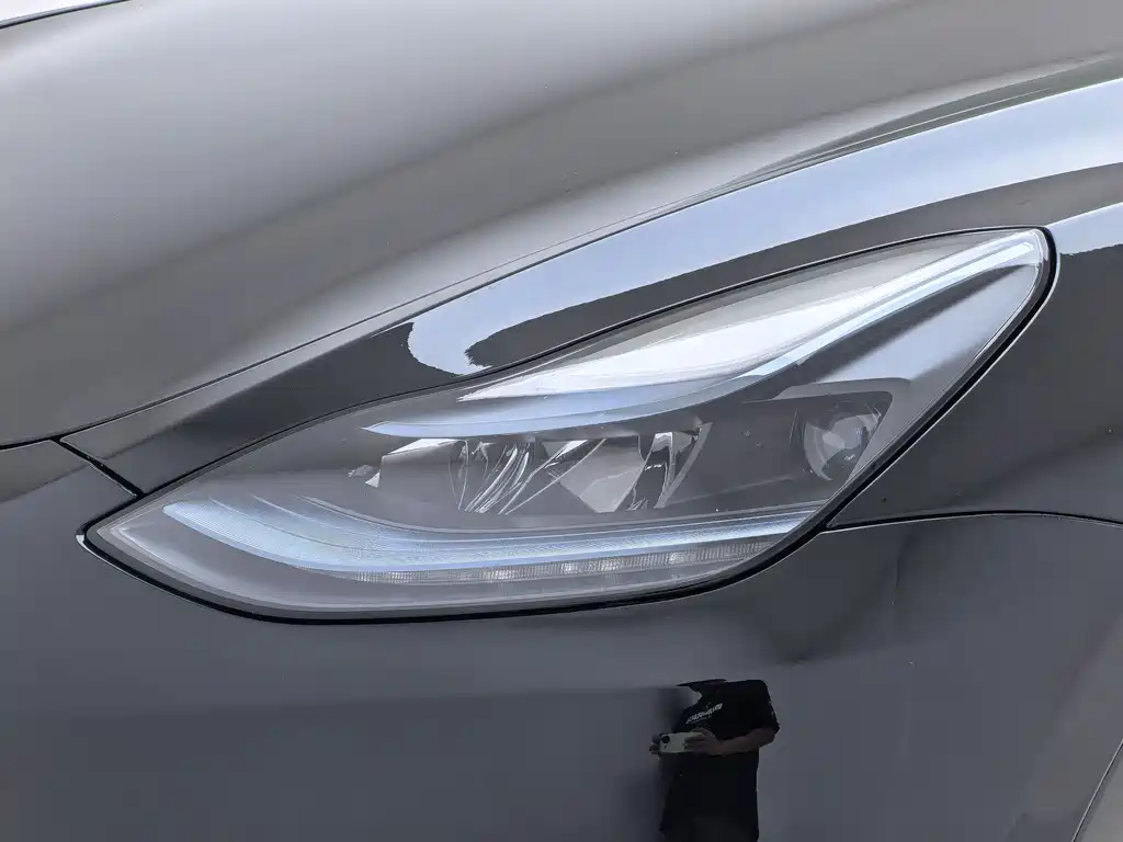 Tesla Model Y — миниатюра 9