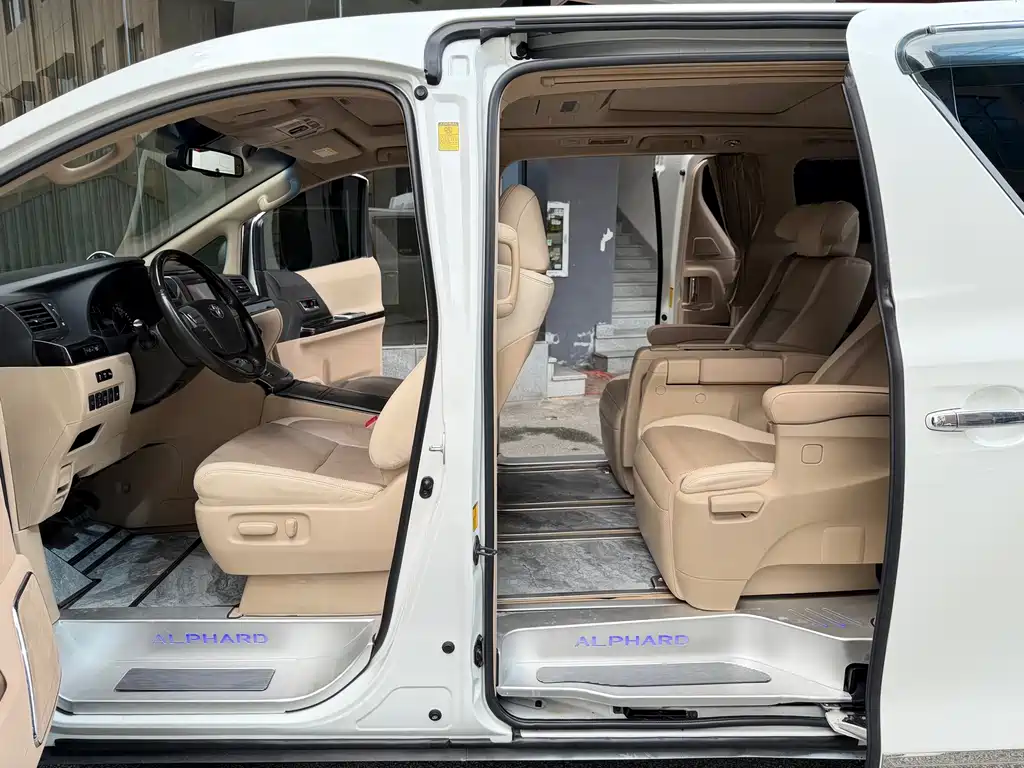 Toyota Alphard — миниатюра 13