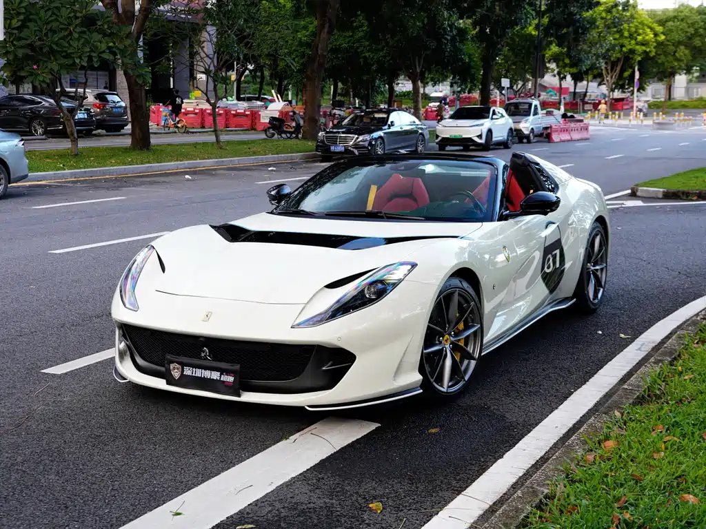 FERRARI  812