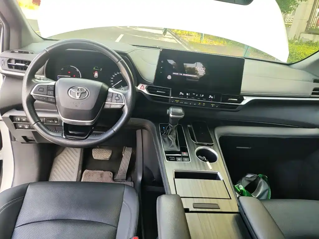 Toyota Sienna — миниатюра 6