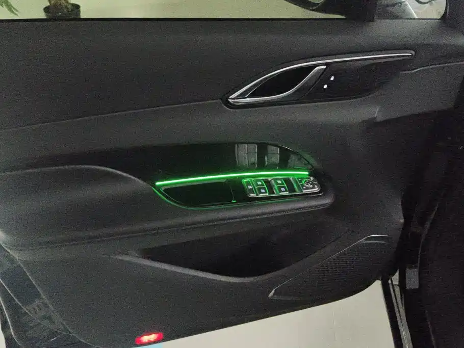 Hongqi Hongqi HS3 PHEV — миниатюра 6