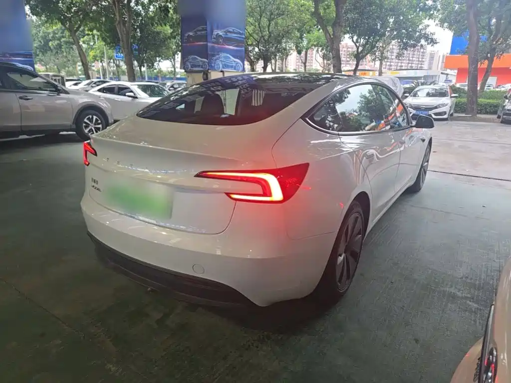 Tesla Model 3 — миниатюра 7