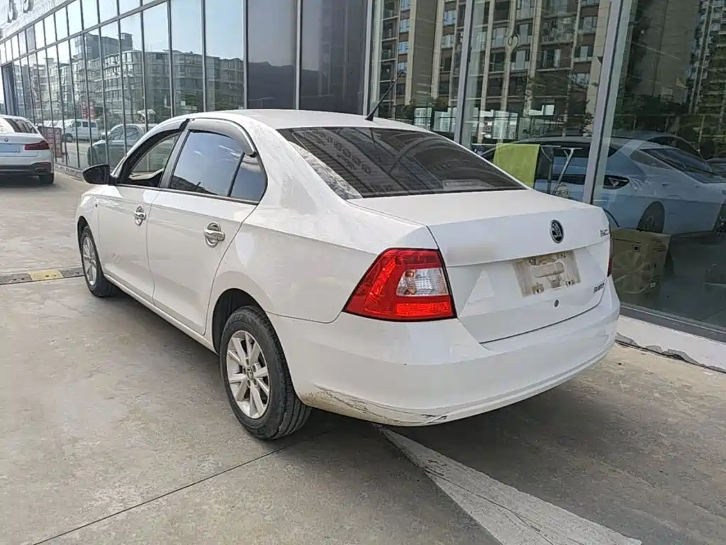 Skoda Rapid — миниатюра 5