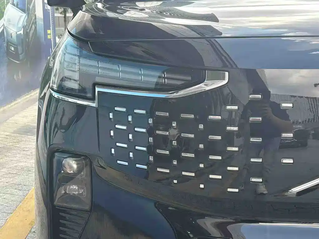 Volvo EM90 — миниатюра 2
