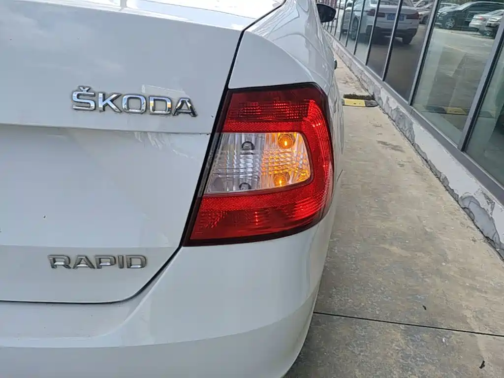 Skoda Rapid — миниатюра 8