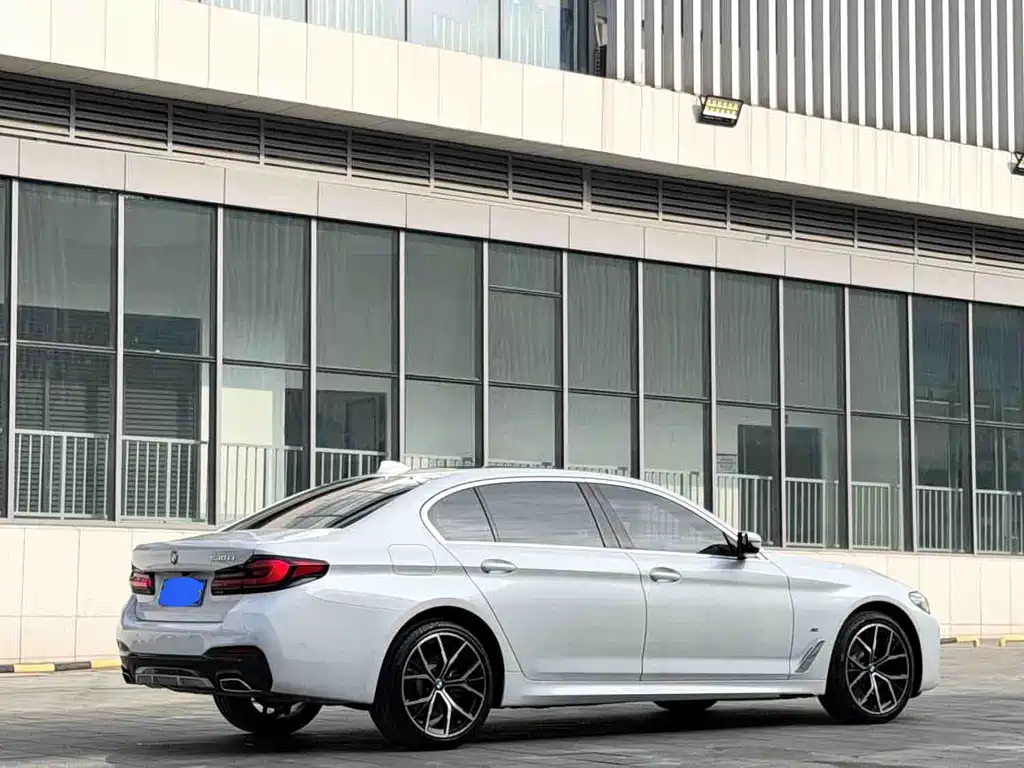 BMW 5 Series — миниатюра 7