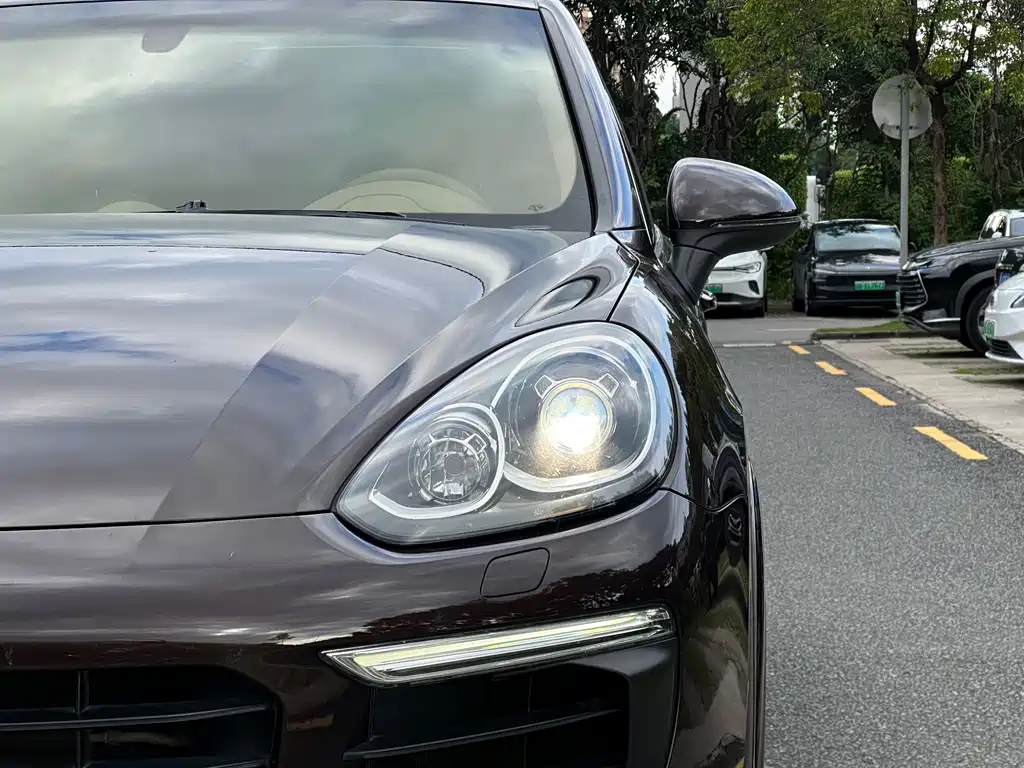 Porsche Cayenne — миниатюра 4